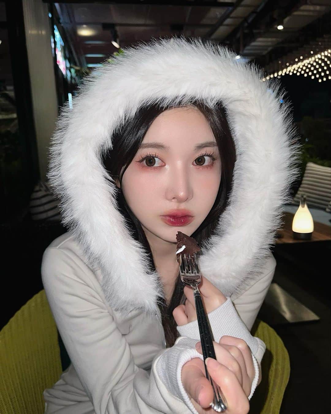 のインスタグラム：「甘いのは好きじゃないのにチョコレート系は何故か 大大大好きなのなんで？！🤷‍♀️笑  チョコ好きが増して、ついつい食べ過ぎちゃうので 油断禁物😕⚠️ 冬は太りやすいから気を引きしめていきましょ。笑  #Darich#ダーリッチ#ジャージコーデ#スウェットコーデ#ワンホンコーデ」