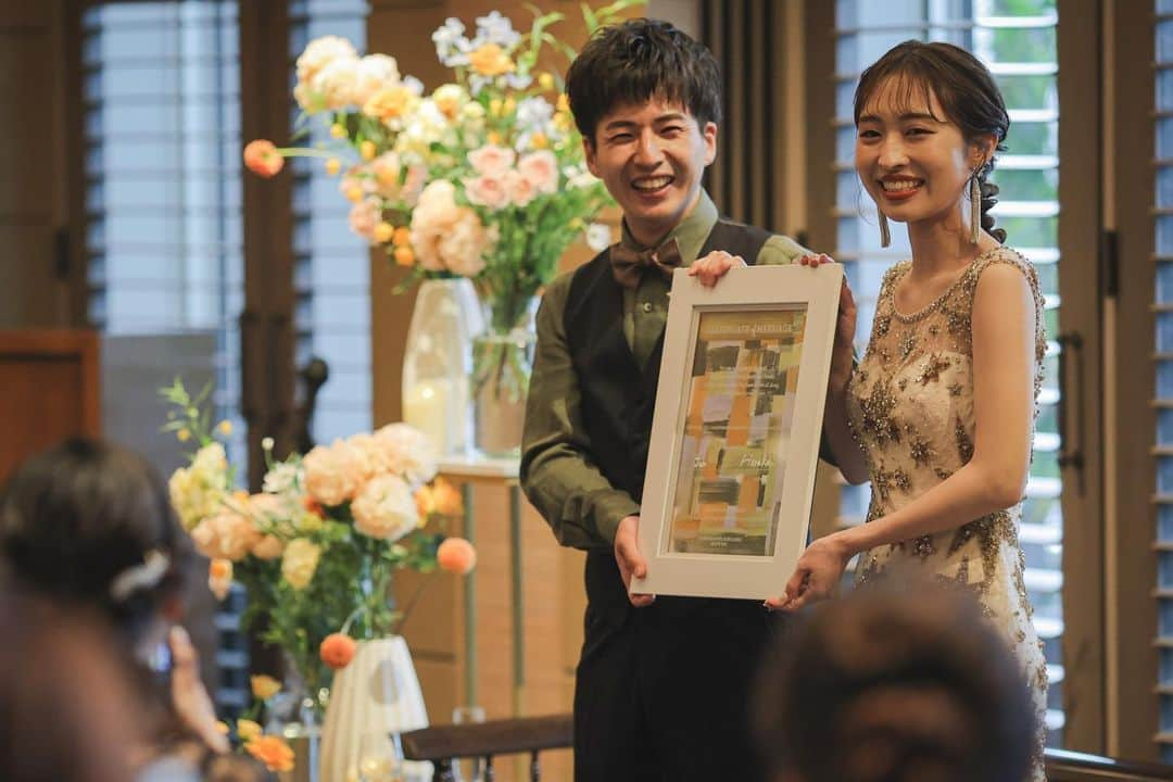 オリエンタルホテル ウェディングさんのインスタグラム写真 - (オリエンタルホテル ウェディングInstagram)「.  Wedding Canvas  受付でゲストの皆さんに作ってもらった ウェディングキャンバスに  おふたりのご署名をいれて 『世界に一つだけの結婚証明書』が完成  ご新居にインテリアとして飾ることで 見るたびに幸せな時間を振り返れる思い出のアイテムに  @oriental.hotel.kobe  @oriental.hotel.wedding  @kobe_laviephotography  @guppy_photograph  @noritaka_igarashi  @thetreatdressing  @treat_gentleman  #ohk花嫁 #weddingbouquet #weddingdress #tuxedo #ウェディングドレス #タキシード #ウェディングキャンバス #居留地 #thetreatdreesing #orientalhotel #orientalhotelwedding #オリエンタルホテル #オリエンタルホテル旧居留地」11月6日 20時32分 - oriental.hotel.wedding