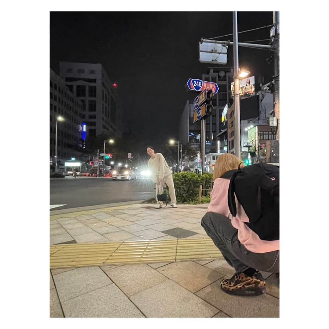 田辺あゆみのインスタグラム：「🫶 遠くに暮らすハットリを囲む会に集まったゆかいな友たち💁🏼‍♀️  みんな @freaksstore_official とのコラボのスウェット着用で登場してくれて😭🫶 もはやユニフォーム🥋 ハットリの元にもそろそろ届くから、次回は全員着用でまた集合写真撮りたいな🤳  全身着用者😂実和子の写真をがんばって撮ったのに、まあまあ酔っぱっていたのかろくな写真がなく(すごい数の写真だったのになー🙃) 、朱里が撮った写真の方がよかったという現実🥹🫠」