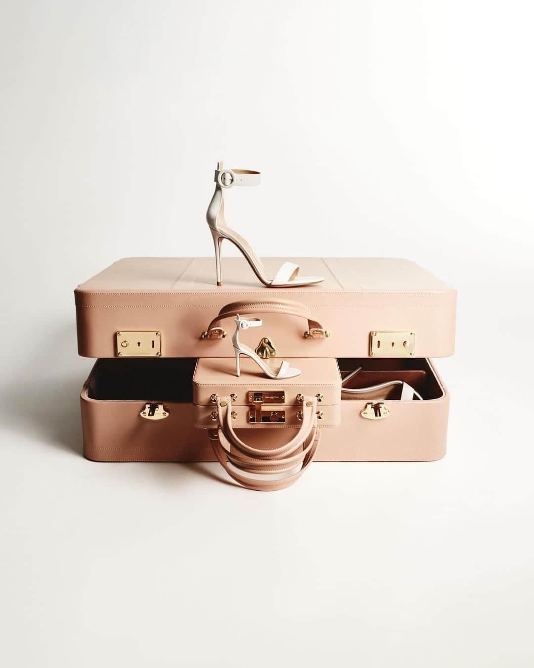 ジャンヴィートロッシのインスタグラム：「From an authentic challenge, the new Valì bag. Gianvito scaled down his personal suitcase preserving what he considers most essential: the purity of lines. #GianvitoRossi  #SayCiaoToVali」