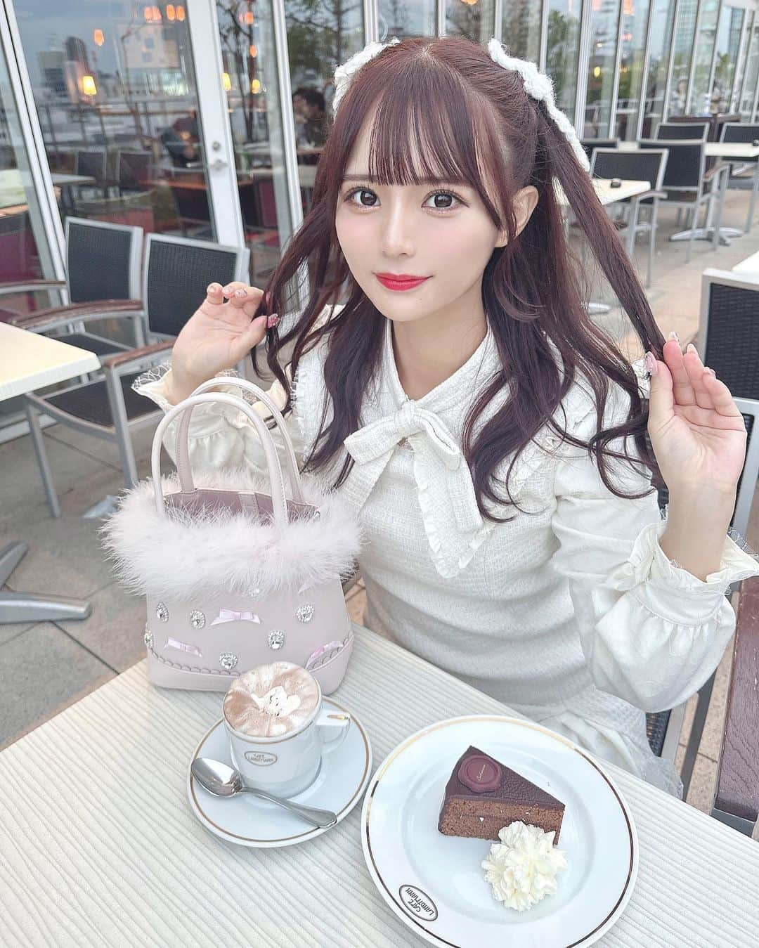 桜井ひかるさんのインスタグラム写真 - (桜井ひかるInstagram)「カフェ活☕*°  👜 @mellfymemory  👗 @pamycarie   メルメモのバック可愛くて 一目惚れしたのー꜀( ꜆ᐢ. ̫.ᐢ)꜆ ファーもビジューもかわいい、、！  #カフェ#カフェ活#ラントマン#カフェラントマン#表参道#表参道カフェ#ハーフツイン#メルメモ#mellfymemory#pamycarie#パミーキャリー#ヘアセット#ハーフツイン#カフェ巡り#cafe」11月6日 20時35分 - hikarunroll_