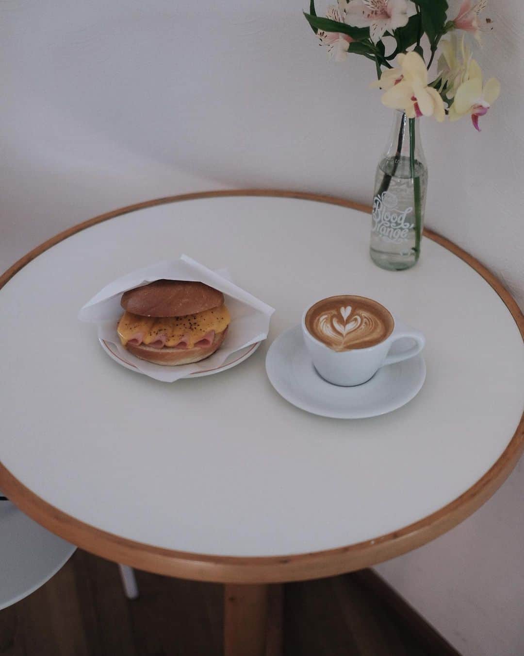 matsukenのインスタグラム：「_✔︎     三軒茶屋に新しくオープンした @swallow_coffee_official へ     遅めのランチも兼ねて ラテとハムチーズベーグルを🥯     店内も広くてカウンターやソファー席をはじめ チェスカチェアが置いてあるラウンドテーブルなど 座る場所によっても違う雰囲気が楽しめそう。     ワインも置いてあったので さくっと1杯楽しむのも◎     #swallowcoffee  #matsukencafe」