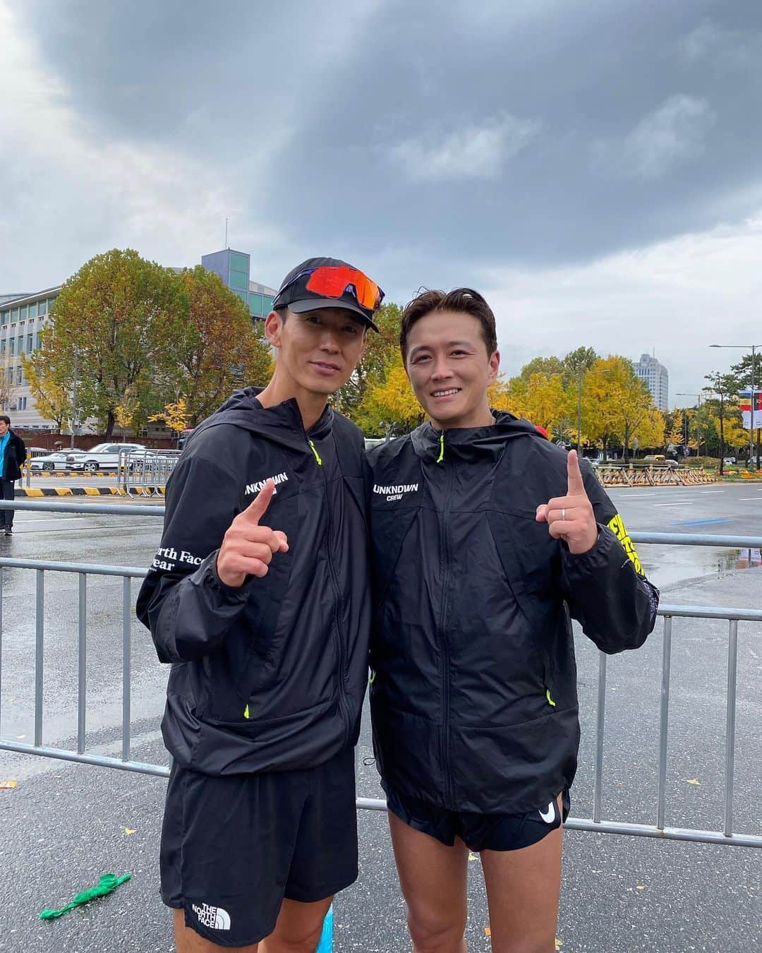 ジヌションのインスタグラム：「🏃‍♂️ 사랑하는 동생 태현이의 3번째 마라톤 풀코스 완주 우중에도 최선을 다해서 뛴 태현이 너무 멋지다! 마라토너 @taihyun_zin   우리는 선한 마음을 가지고 건강한 삶을 위해 런한다 #UNKNOWNCREW #언노운크루  2023 JTBC 서울 마라톤 풀코스, 10km 달리신 모든 분들 수고하셨습니다!」