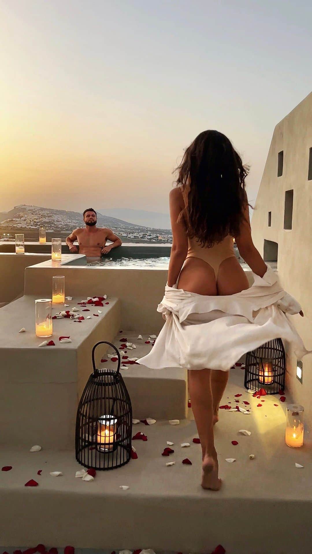 Alenaのインスタグラム：「Как думаете, на сколько заключили договор эти ребятки? 👩‍❤️‍👨😁」