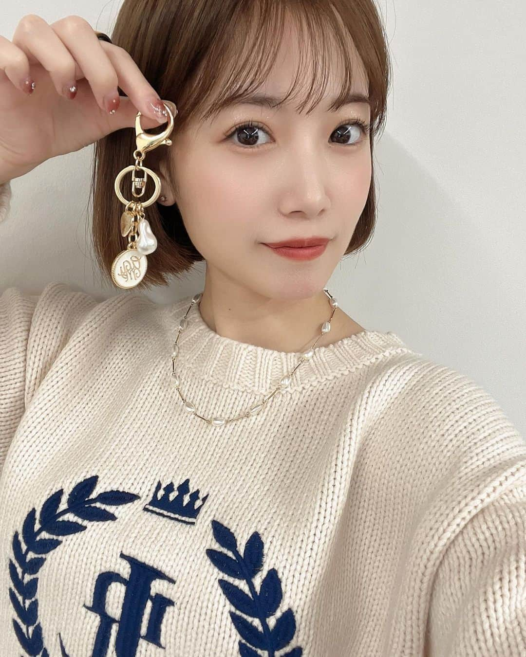 朝長美桜さんのインスタグラム写真 - (朝長美桜Instagram)「key charm🗝️  3周年記念に作ったAmy keycharm ❤︎ もうみんな持ってくれてるかな？🗝️🙋🏻‍♀️  Amyといえばの存在感のある淡水パールにハートのAcharmそして、アイボリーのロゴ入りメダル付き🌛 可愛いをギュッと詰め込んだのです🤍  本当は、前回のpopupでお披露目したかったのだけど、なかなか思い通りにならなくてギリギリまで修正をして やっと販売スタートできた、私の中で思い入れのあるアイテムなのです🥹🫶🏻  グレーのトレーナーも3周年記念アイテムです🩶 気になる方は、ぜひオンラインをチェックしてみて下さいねん🥰  明日は、Amyインスタライブ！ 初めて1人でするから、ちょっとそわそわどきどき。 ぜひ見守りに来てください👶🏻🥹💪🏻 オケージョンコレクションのランキング紹介します👑✨お楽しみ☺️  #Amy#Amyaccessory#キーチャーム#キーチェーン#jumelo#ジュメロ」11月6日 20時37分 - miochan_0517