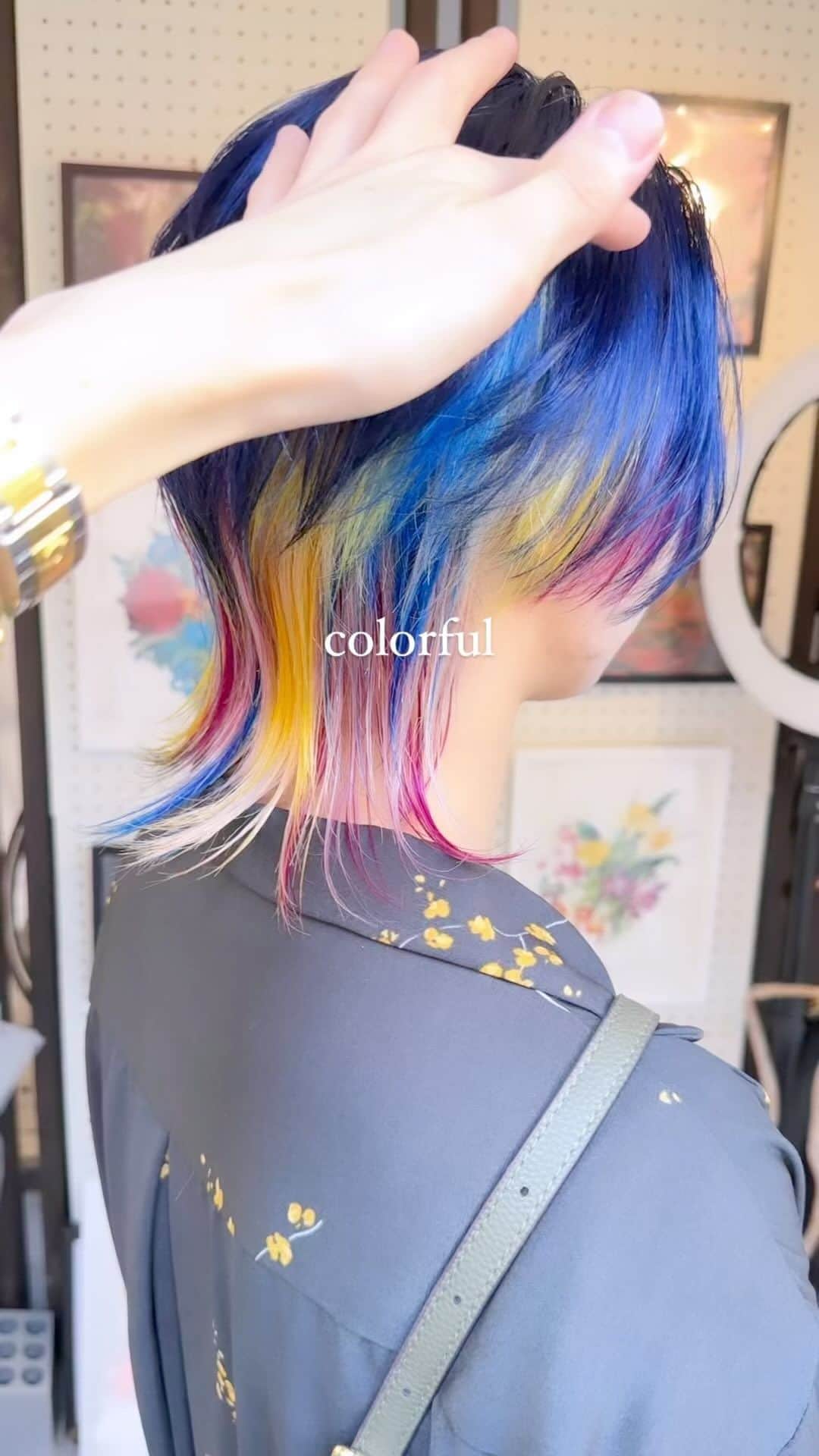 オオモトのインスタグラム：「毎日が楽しくなりますように🍭🍭🎉 ・ WOM  代表　オオモト @bobby_omoto_style @wom_hair_ ご予約はinstaDM or TEL にて🙇🏻‍♂️  ・ 直近空き予約や、日々の髪型はストーリーにて随時投稿しております🤚🏻気軽にご予約お待ちしております💌 ※ご新規様は注意事項を必読の上ご予約お願いいたします。  ・ お値段、ご予約方法、場所、などはストーリーハイライトに明記しております✨」
