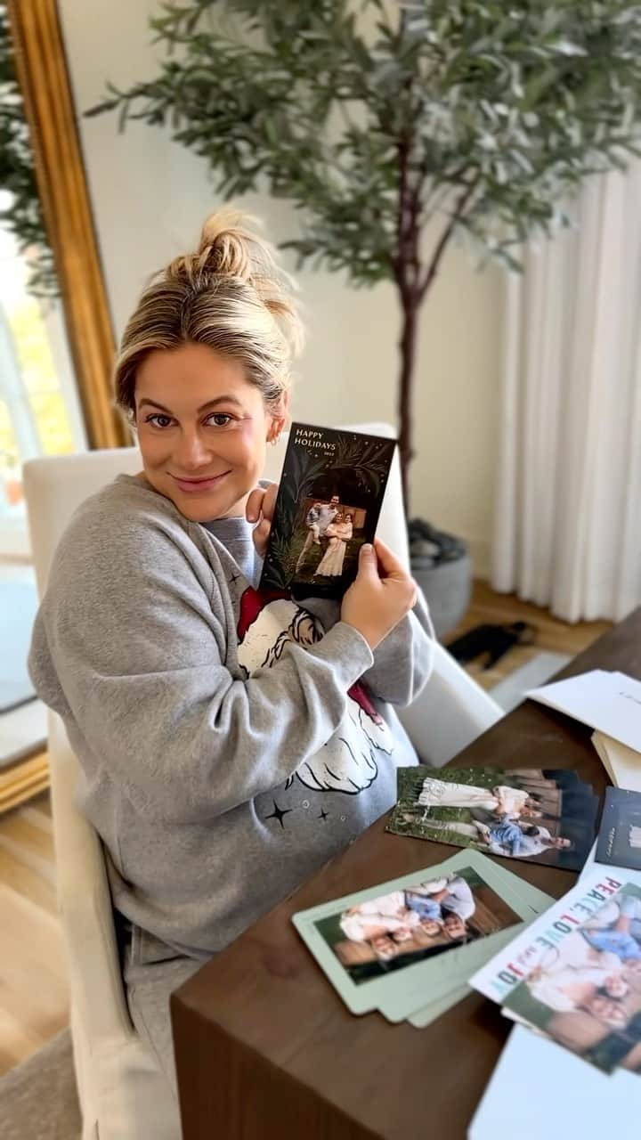 ショーン・ジョンソンのインスタグラム：「New favorite tradition: Picking out holiday cards with Drew and @VistaPrint. 😭 I love how much she’s growing up and I can’t believe we’re already on our 4th Christmas with her!! Thankfully, we can keep these memories forever thanks to @VistaPrint and their custom gifts & cards!! Check out my personal collection, “The Shawn Johnson Holiday Collection” at the link in my bio and use code SHAWN for up to 50% off!!」