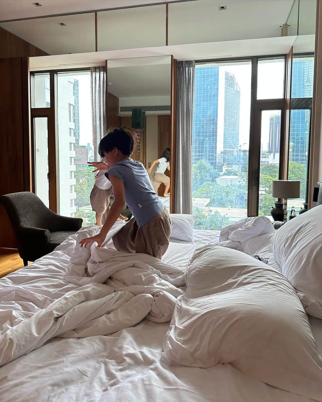 のインスタグラム：「今回のバンコク旅行一つ目のホテルは 『ザ スコータイバンコク』(THE SUKHOTHAI BANGKOK』( @thesukhothaibangkok )  古代王朝スコータイをイメージした高級感溢れるインテリアが魅力のホテル。  息子たちはお部屋に入った瞬間「めっちゃ広ーい！もうずっとここが良い！」と1秒で気に入っていました😊  2枚目「Club Premier Suite」(90㎡) リビング、ダイニング、ベッドルームがそれぞれ分かれていて、凄く使いやすいレイアウトでした。  3枚目　WELCOME SWEETSのおもてなしに息子達大喜び🎃👻🍫  4枚目 広〜いプールで泳ぎ放題🏊  5枚目 インルームダイニングでlunchを🍝  6枚目 朝食ビュッフェがとっても豪華！！ そして器がいちいち可愛いかった🏺🫕  7枚目 クラブラウンジのアクセス付きなので、アフターヌーンティーも楽しめました🫖🍪  8枚目 朝のお庭のお散歩も気持ち良かった☀️🍃  9枚目 ホテル敷地内にある、タイ料理レストランCeladon（セラドン）🇹🇭 何を食べても美味しかったー🤤❤️ タイ舞踊のショーもあったり、タイを存分に感じれるレストランでした🍽️  10枚目  滞在中、息子達にずっとニコニコ笑顔で色んなお話をしてくれたスタッフの方と🙏🏻  ホテル全体が最高のサービスでした☺️  #スコータイ #ザスコータイバンコク #thesukhothaibangkok  #タイ旅行 #バンコク #バンコク旅行 #子連れ旅行 #子連れバンコク  #ll_旅記録」