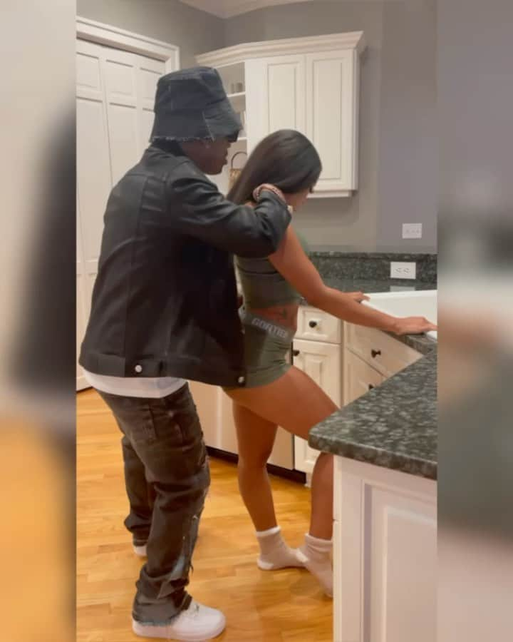 プライズのインスタグラム：「🤣🤣🤣 “I Just Like Rubbing The D*ck On Her”….. Next Time U Roun Bae Softly Put That Hand Roun Her Neck & Rub The D On Her!!! 😉 Hash Tag #Choke 😜 @Plies “Choke” (Video) Out Now!! Link In Bio!!! #Plies #KingCircleHat #Choke」