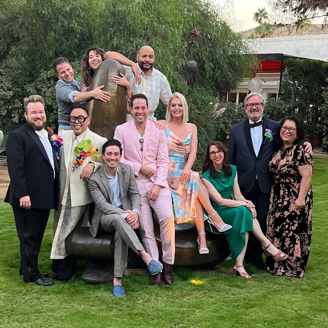 ローレン・アッシュのインスタグラム：「On Saturday November 4, I had the honor of getting to bear witness to the most beautiful wedding I’ve ever attended. Watching your friends get married is always special but when it’s actually your family, it’s so much bigger. Congratulations to @nicosantos and @zekerchief the sweetest couple I know. Thank you for letting me be a part of your powerful, hilarious and beyond moving ceremony. To quote @benmfeldman “we started as colleagues then became friends and now we’re family.” (I would make a Fast and the Furious “family” joke  now but honestly I’d rather keep it poignant.)   Note: we’re posing with a giant banana sculpture and the guy you don’t recognize is Justin Spitzer who created Superstore. ☺️」