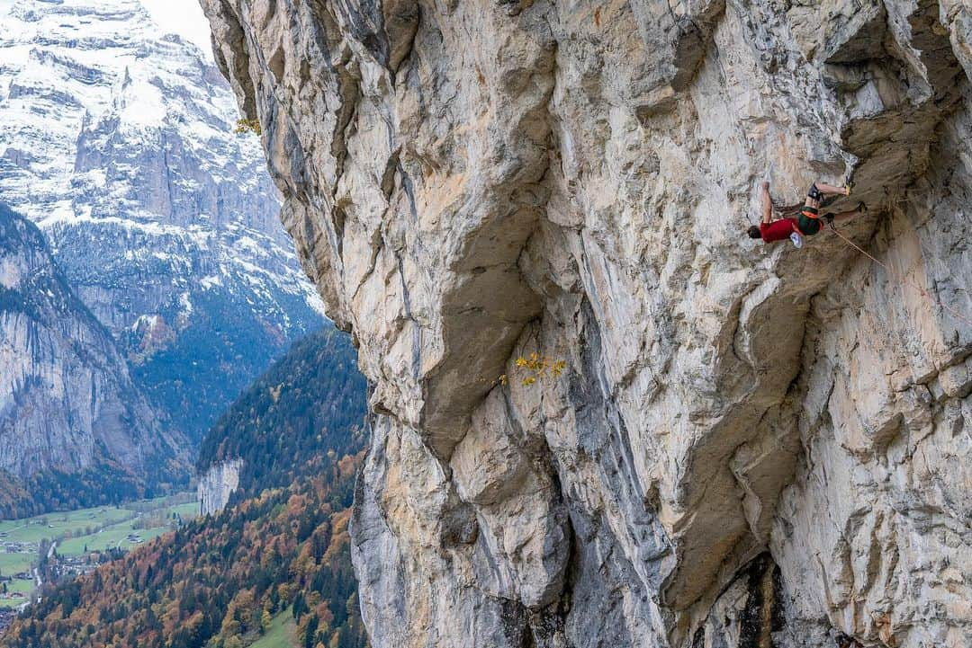 Mammutのインスタグラム：「I spent a few days around Switzerland 🇨🇭, visiting @mammut_swiss1862 HQ and climbing on the rock 👊 Despite the very miserable weather forecast, I was lucky to get quite a bit of climbing.   Isenfluh was the first crag, and I knew about one project bolted by @stephansiegrist that we tried with @jakob.schubert this spring, but after we broke one crimp, we gave up as we had no kneepads 😏  This time, using a very marginal kneebar, I unlocked a very improbable sequence. On my second day, I made the first ascent of this line, which is 9a+ ✌️ Name to be yet considered. On the third day, I made a visit to Soyhieres, an amazing crag where I would love to return 💪  Ticklist: ✔ Deja 8b+ onsight ✔ Un Chant pour Phil 8c onsight ✔ Le temps difficile 8c+ 2nd go (not too far to onsight) ✔ Mines de rien 8b+ 1st go (not a proper onsight as it shares the first 2 bolts with Un chant pour Phil)  You can look forward to a video to be released on my YouTube channel soon 👉@AdamOndra  Pics by @janvogl_kameruje, 9a+ first ascent in Isenfluh.  #adamondra #AO #rockclimbing #climbing #climbinglife #switzerland #switzerland🇨🇭 #mammut」