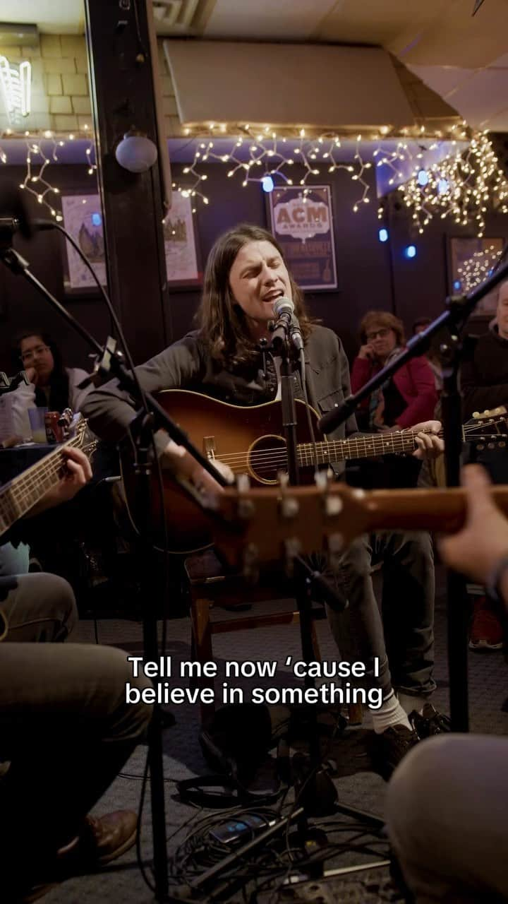 ジェームズ・ベイのインスタグラム：「Here is “Us” from @bluebirdcafetn . Such a fun night playing new songs and old ones too x」