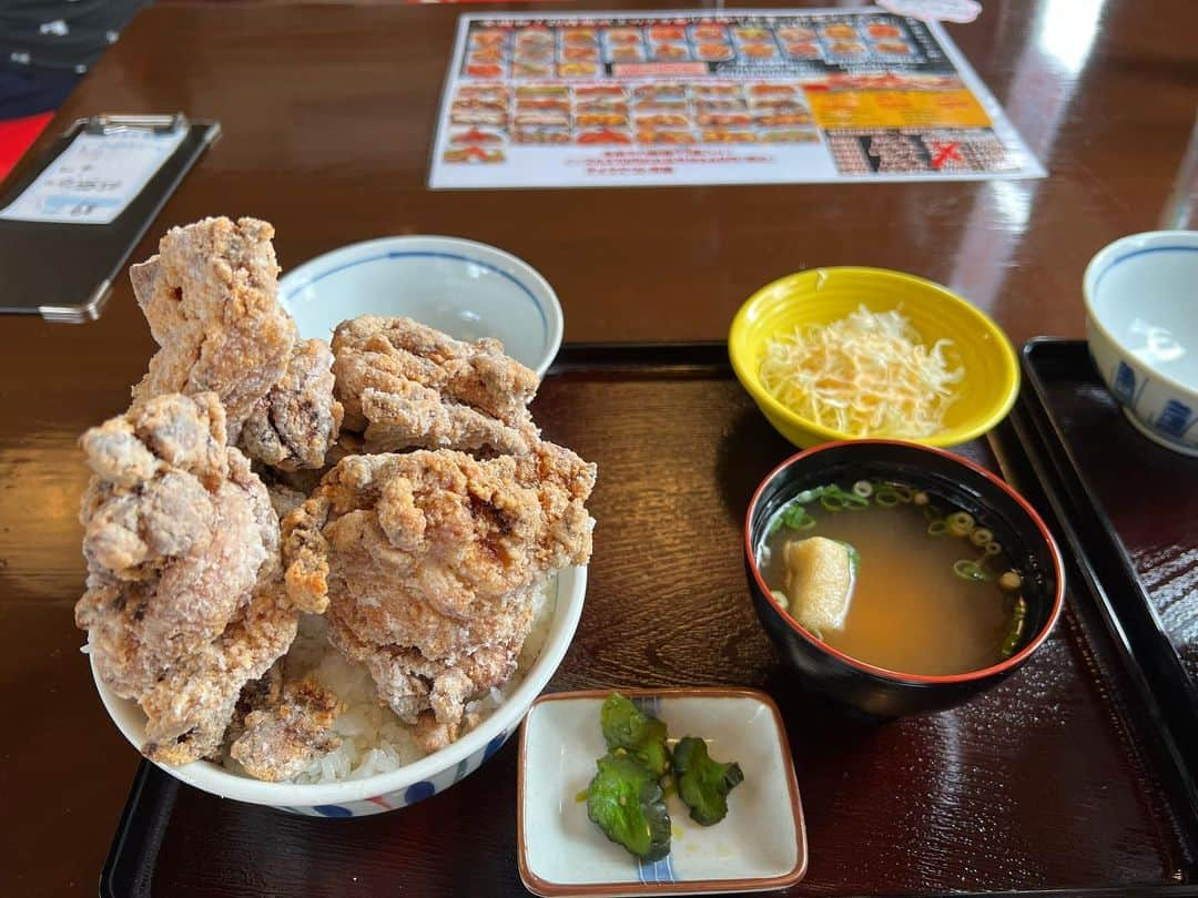 あこのインスタグラム：「キッチンバスストップ2号店さん！めちゃくちゃ大きい唐揚げが食べ放題🥹✨衣はザックザクで鶏肉はぷりぷりでジューシー🥹✨メニューも豊富で最後まで飽きずに食べられる！！唐揚げってやっぱり美味しい最強。美味しすぎたのでお持ち帰りもたくさん買いました🫶🏻笑 #唐揚げ #食べ放題 #デカ盛り #大食い #双子 #はらぺこツインズ #大食い女子 #먹방 #대식가 #먹팔  #먹스타그램 #大胃王 #モッパン #ความตะกละ #Ham ăn #Gula」