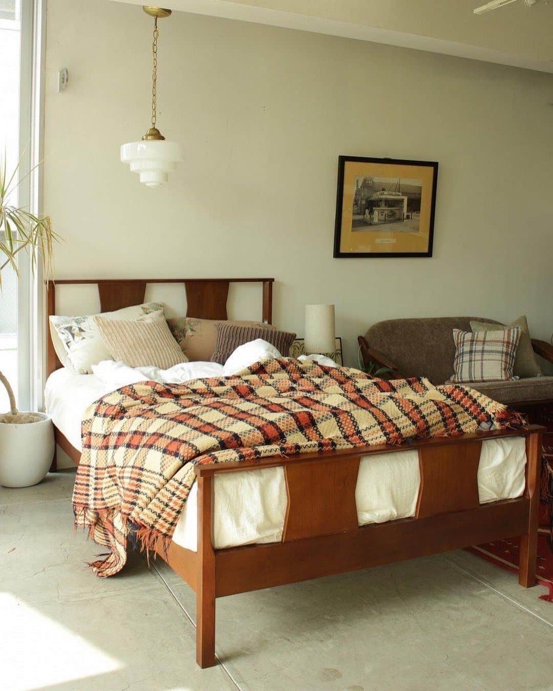 ACME Furnitureのインスタグラム：「-a pleasant morning-  ▪️BROOKS BED(SD) ▪️MADISON SOFA  Contact:ACME Furniture MEGURO St. TEL:03-5720-1071 Email:acme-jsf@baycrews.co.jp  #acmefurniture #vintagefurniture #brooksbed #madisonsofa #kayantarug #ringsteplamp」