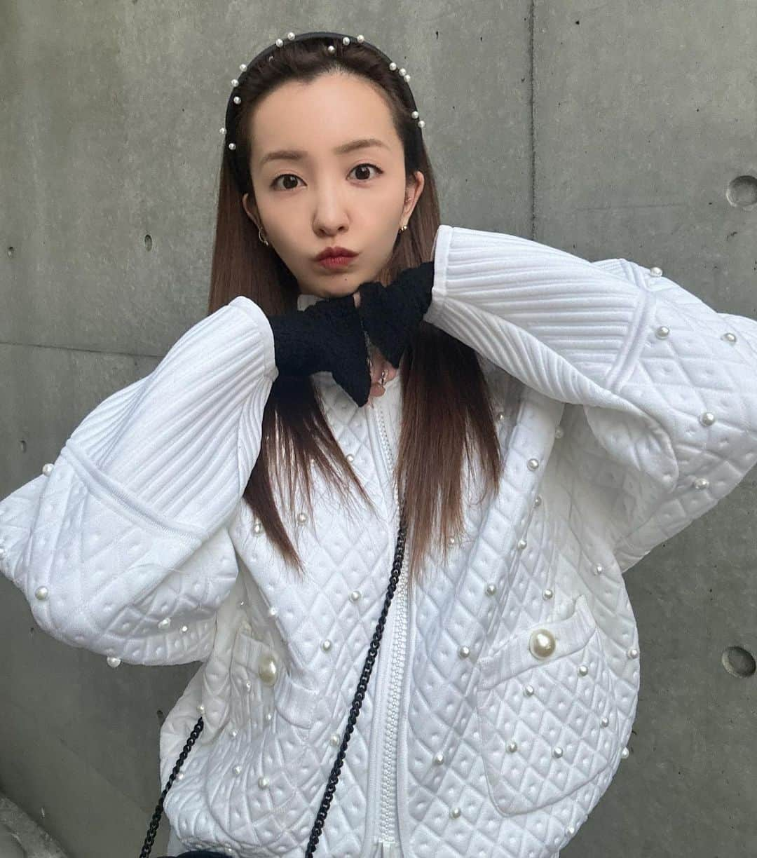 板野友美のインスタグラム：「pearlコーデ🤍  みんなからどこのtopsですか？ とお問い合わせ多かったパールジップアップは @chanelofficial のものです💎🪽  なんまいめ？」