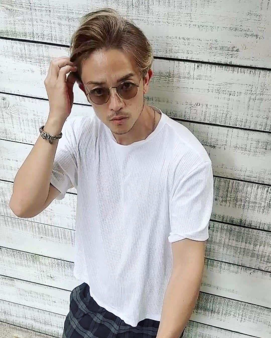 SHU-YAのインスタグラム：「. 暑いんだか寒いんだか季節の変わり目。 皆さん風邪には気を付けて下さいね🤧  運動、栄養、休養。 トレーニング効果も同じですが、ここがしっかりしていれば、風邪を引いたり体調を崩すことも減ります。 誰しもが風邪なんてなるべく引きたくないですよね。  そして寒くなれば代謝が上がる痩せ期です🤗  良い毎日を🙌  #Tシャツだけど #健康第一」