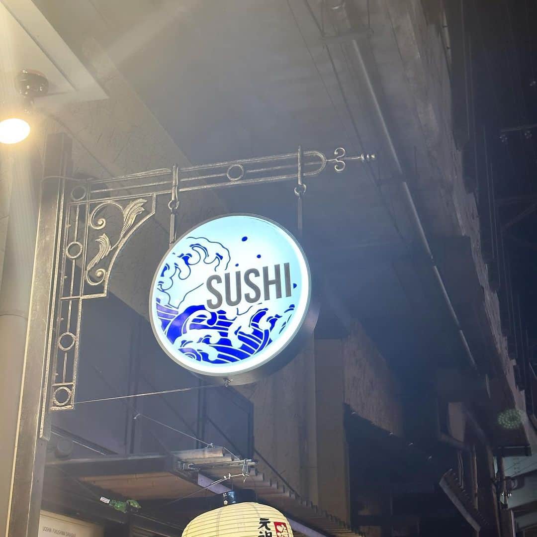 今井ゆうりさんのインスタグラム写真 - (今井ゆうりInstagram)「@uoshin_fukushima  居酒屋とは思えない洋風店内♡  全部美味しすぎたよー😭😭おすすめは4枚目のうにくかなぁ、、幸せすぎた。  料理長の方が同じ今井さんだった☺️🌙笑 今井さんは20年以上アメリカで寿司職人してたみたいでして、色々話盛り上がった結果なんと、、メニューに無い3枚目のサンディエゴロールを作っていただいた❤️‍🔥（サンディエゴに長くいたらしい） 特別感あってほんとに美味しかったな~接客も素敵❤️‍🔥  大阪の福島にあるからまたいこーっと❤️‍🔥❤️‍🔥  #魚心フクシマ酒場　#pr」11月6日 20時42分 - youri2911