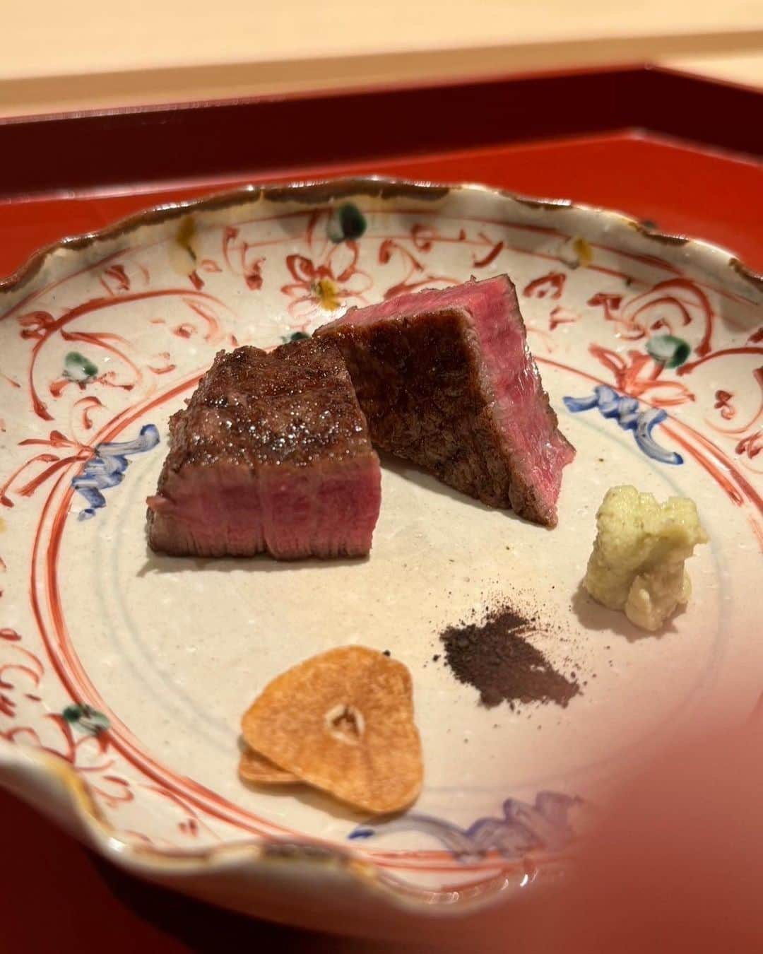 勝木友香さんのインスタグラム写真 - (勝木友香Instagram)「さぁ、昨日の食いしん坊動画の答え合わせです。 牛のお顔見たいな可愛いビジュアル あの巻き巻きガブリの正体は… 「シャトーブリアン　ヒレカツ手巻き」 シャトーブリアンを巻いちゃっていいんでしたっけ？ という贅沢なお寿司🍣 もちろん、美味しいです😋  ということで、ある日のディナーは 肉割烹レストラン「うし富味」 @ushi.tomi  初めて伺いましたが… お品書きを見た瞬間に、びっくり。 肉割烹とは言いますが ４番バッターだらけのコースなんです。 メニューの一部を書き出しますよ。  ・和牛サーロイン　キャビア ・シャトーブリアン　ヒレカツ手巻き ・サーロイン　しゃぶしゃぶ ・和牛ヒレ　醤塩　山葵 ・サーロイン炙り　大根おろし ・和牛ロースト ・フカヒレ芹鍋  文句なしのラインナップです。 どのお肉も美味しかったなぁ🍖 っていうのは、お写真見てもらった方が伝わりますね！ 特別なお祝いの日や接待なんかにもおすすめです♪  #うし富味　#肉割烹　#黒毛和牛　#肉スタグラム　#お肉大好き　#お肉食べたい#肉スタグラマー  #肉テロ　#飯テログラム  #肉食女子　#グルメ女子　#東京グルメ部  #ペアリング　#お酒好き女子　#食べる  #食べるの大好き  #食べるの好き #取材協力」11月6日 20時42分 - katsukiyuhka