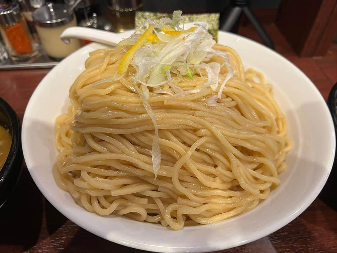 あこさんのインスタグラム写真 - (あこInstagram)「大勝軒まるいちさんのつけ麺は特盛りの特盛り！とまぜそば大盛り！ もちもちつるつるの中太麺が魚介の旨味たっぷりのつけ汁に絡んで最高！ #大勝軒まるいち #つけ麺 #まぜそば #渋谷グルメ #デカ盛り #大食い #双子 #はらぺこツインズ #大食い女子 #먹방 #대식가 #먹팔  #먹스타그램 #大胃王 #モッパン #ความตะกละ #Ham ăn #Gula」11月6日 20時43分 - harapeko__ako