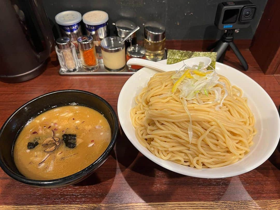 あこのインスタグラム：「大勝軒まるいちさんのつけ麺は特盛りの特盛り！とまぜそば大盛り！ もちもちつるつるの中太麺が魚介の旨味たっぷりのつけ汁に絡んで最高！ #大勝軒まるいち #つけ麺 #まぜそば #渋谷グルメ #デカ盛り #大食い #双子 #はらぺこツインズ #大食い女子 #먹방 #대식가 #먹팔  #먹스타그램 #大胃王 #モッパン #ความตะกละ #Ham ăn #Gula」