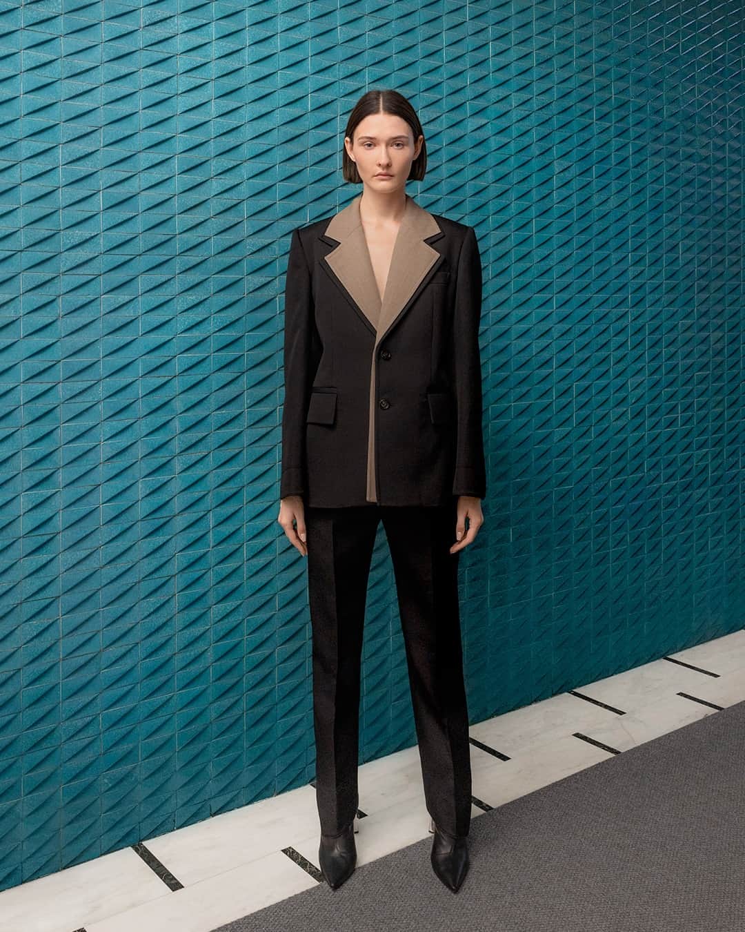 CHARLES & KEITH JAPAN CHARLES & KEITHのインスタグラム：「オールブラックの仕上げにシルバーのメタリックソールが映えるデボン メタリックブレードヒールアンクルブーツは、視覚的なインパクト効果を。  Devon デボン メタリックブレードヒールアンクルブーツ (Article No. CK1-90360385)  #CharlesKeithFW23 #チャールズアンドキース」