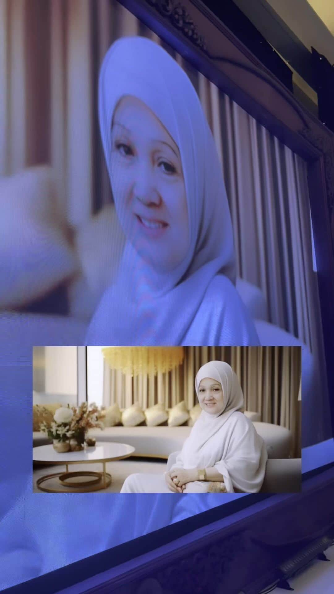 のインスタグラム：「Masyaallah ini part paling bikin mewek, terima kasih team aku, kasih surprise buatin ini buat aku😭😭😭  serindu itu aku sm alm mama dan video ini bener2 ngobatin kekangenan aku sama mama😍😍😍 Wish u were here mom, but i know u are always by my side😍  i love u and miss u soo muchh😍😍😍」
