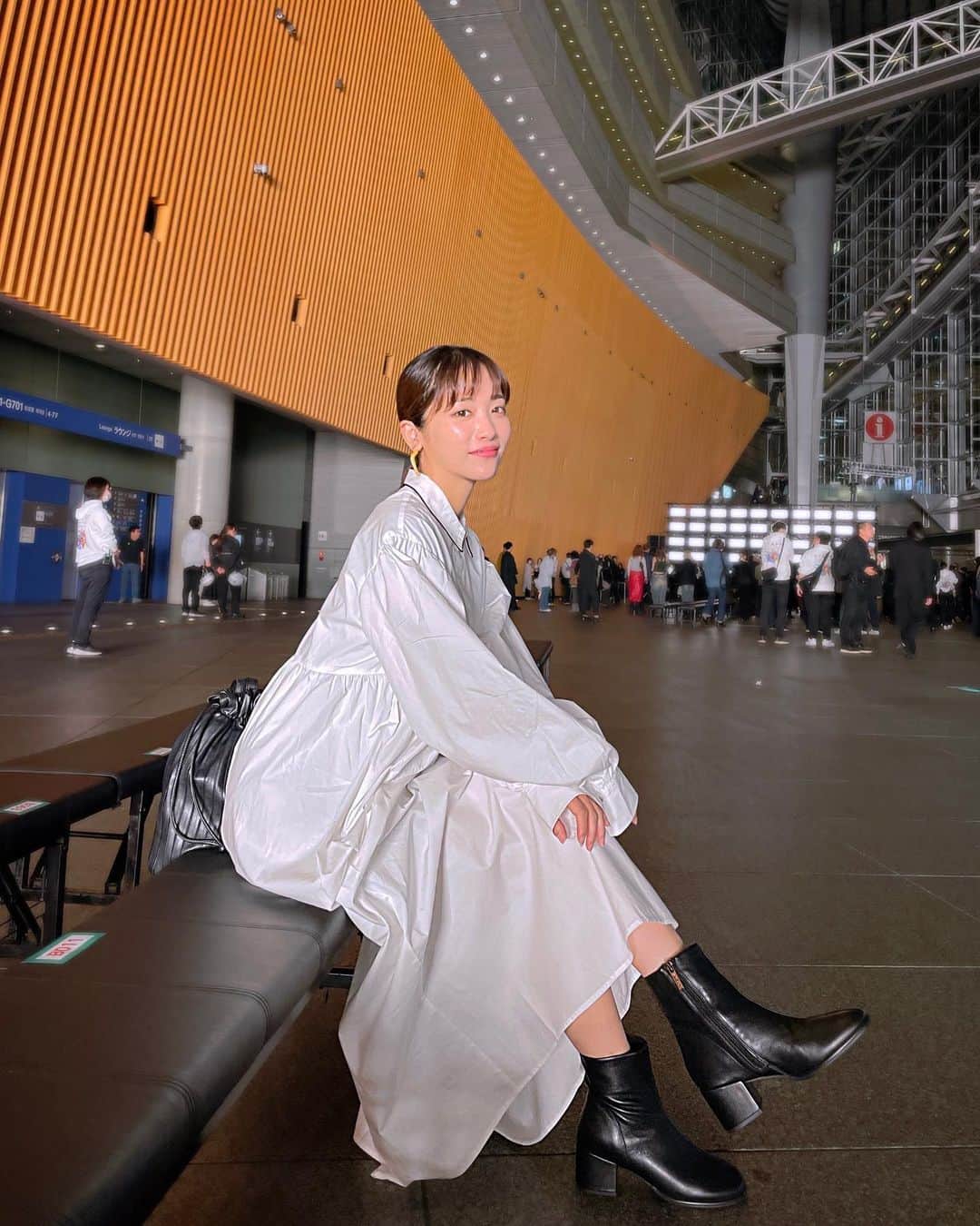 二宮芽生のインスタグラム：「@daniella_and_gemma ショートブーツ⛄️🤍  @tfc__tokyo にて。  #イタル_デザイン  👗 @fuhein_official @__htm.13__」
