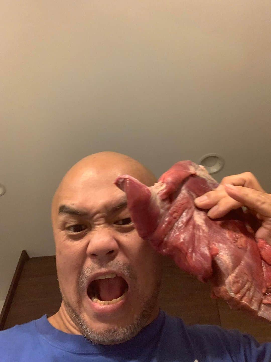 秋山準のインスタグラム：「ハバナベガスの顧客でもあるカサドールの大場さんに https://www.facebook.com/profile.php?id=100082798166998  鹿肉と猪肉を送って頂きました。ありがとうございます！11月から猟解禁らしく獲れたばかりみたいです！感謝して頂きます🙇🏻‍♂️  葉巻とジビエ料理は最高なんですよ！  竹中さん、ありがとうございます！  #ddtpro #秋山準 #ハバナベガス #カサドール」