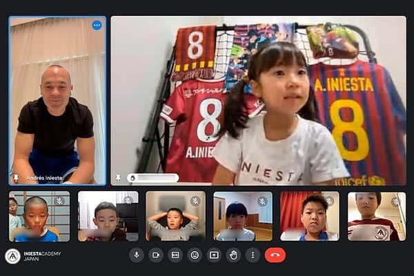 アンドレス・イニエスタさんのインスタグラム写真 - (アンドレス・イニエスタInstagram)「Hace unos días pudimos disfrutar de esta videollamada con @andresiniesta8 y nuestros alumnos de @iniestacademyjapan. Gracias Andrés por tus consejos y por volver a pasar un rato tan divertido con nosotros hablando sobre fútbol 😃  先日、@andresiniesta8 と一緒にオンラインにて @iniestacademyjapan の生徒達とビデオチャットで楽しむ事ができました。アドバイスをありがとうアンドレス、また僕達とこうして再び同じ時間を共有してながら楽しみ、フットボールの話ができ感謝してます 😃」11月6日 20時49分 - andresiniesta8