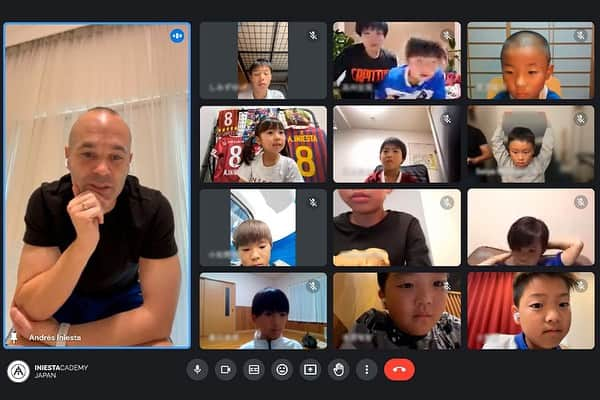 アンドレス・イニエスタのインスタグラム：「Hace unos días pudimos disfrutar de esta videollamada con @andresiniesta8 y nuestros alumnos de @iniestacademyjapan. Gracias Andrés por tus consejos y por volver a pasar un rato tan divertido con nosotros hablando sobre fútbol 😃  先日、@andresiniesta8 と一緒にオンラインにて @iniestacademyjapan の生徒達とビデオチャットで楽しむ事ができました。アドバイスをありがとうアンドレス、また僕達とこうして再び同じ時間を共有してながら楽しみ、フットボールの話ができ感謝してます 😃」