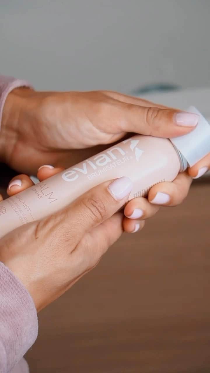 Carolineのインスタグラム：「Comme beaucoup d’entre vous, j’utilise les brumes @evianwater depuis des années pour me rafraîchir et hydrater ma peau.  Alors aujourd’hui je suis super heureuse de vous présenter leurs trois nouvelles brumes !  Ces nouveautés ont directement trouvé leur place dans mon quotidien: J’applique la brume CALM au réveil pour soulager les tiraillements, et me réveiller en douceur, son odeur est absolument divine. J’utilise la brume PROTECT pour préserver ma peau de la pollution avant de sortir pour aller au sport. Et enfin la brume GLOW m’accompagne en touche éclat après mon maquillage.  #fromnaturetobeauty #cosmosorganic #naturalbeauty #evian」