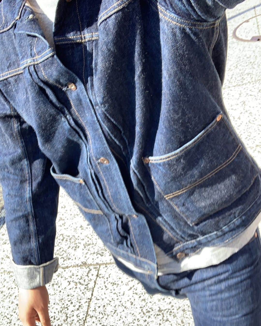 BIG JOHNのインスタグラム：「毎度です！ ジーンズストリートを歩いとる時不意に撮った XXXX-EXTRA 👖　 (ブレててすいません)  昼はまだ暑いですが、やっと上下で着れる時期ですね 今のうちにしっかり着てエイジングさせます👍  　 A Pioneer in Japanese Jeans   -BIG JOHN- From KOJIMA to the world.  ◽️TOYOTA @bigjohnshop  @bigjohnjeans  ◽️A pioneer in Japanese Jeans   -BIG JOHN-    from KOJIMA to the world ◽️   TOYOTA (staff)  #BIGJOHN #bigjohn #RARE#倉敷 #KOJIMA #JEANS #jeans #okayama #denim #TOYOTA #kojimajeans#okayamadenim#japanmade#madeinjapan#original #RAREJEANS  #育てる #ビッグジョン #児島　#ジーンズストリート  #岡山県　#365daysoffade #瀬戸大橋　#indigoinvitational 　#最高の色落ち　#坂本藍聖　#XXXXEXTRA  #姫路　#レザー　#ベルト」