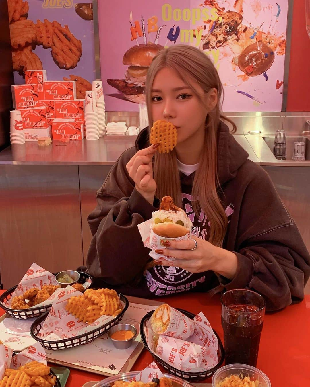 チェユラさんのインスタグラム写真 - (チェユラInstagram)「열분들 강남에 맛도리 수제버거집이 생겼어요🍔;;  행그리조 (헝그리+앵그리)라고 미국에서 요즘 핫한 버거라는데 젤 신기한건 버거 맵기단계 조절가능🌶️💦  사진보는데도 침이 꼴깍꼴깍하네..또먹구싶다......」11月6日 20時50分 - youra_ch0i