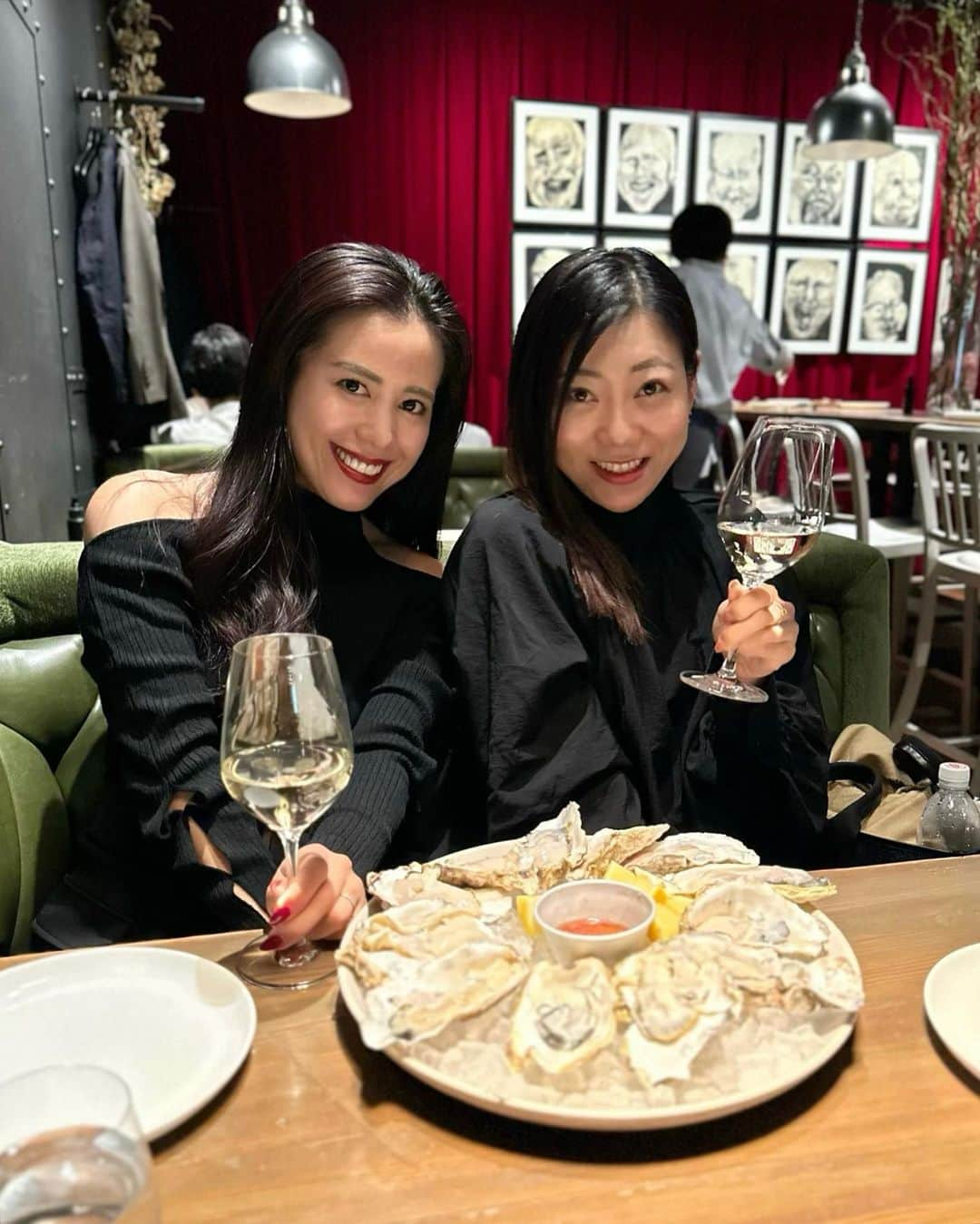 黒田麻理耶さんのインスタグラム写真 - (黒田麻理耶Instagram)「🥩🍷 . 何度も行ってお気に入りのお店 「ダブリュー青山」で食べ過ぎた夜👩🏽👨🏽👩 . 初めてオーダーしたTボーンステーキが美味しくて🥩🦴 オイスターも最高でした😍🧡 . 写真見てたらまた行きたくなっちゃった🤭とLINEしたら いつでも連れていくよ！！👨🏽←だって☺️💕 @tomi_samy また連れてってもらお✌️ . #W青山  #Waoyama  #ダブリュー青山  #表参道 #表参道ディナー  #表参道グルメ #表参道ワインバー  #mariyagourmet」11月6日 20時50分 - mariya_kuroda