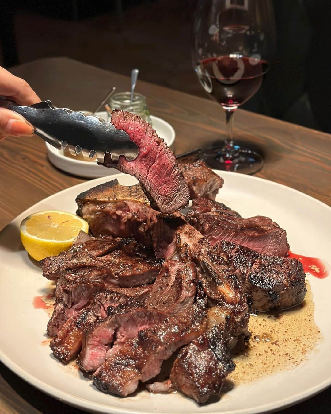 黒田麻理耶のインスタグラム：「🥩🍷 . 何度も行ってお気に入りのお店 「ダブリュー青山」で食べ過ぎた夜👩🏽👨🏽👩 . 初めてオーダーしたTボーンステーキが美味しくて🥩🦴 オイスターも最高でした😍🧡 . 写真見てたらまた行きたくなっちゃった🤭とLINEしたら いつでも連れていくよ！！👨🏽←だって☺️💕 @tomi_samy また連れてってもらお✌️ . #W青山  #Waoyama  #ダブリュー青山  #表参道 #表参道ディナー  #表参道グルメ #表参道ワインバー  #mariyagourmet」