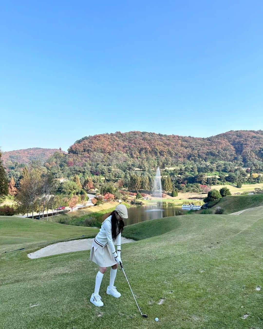 エリナさんのインスタグラム写真 - (エリナInstagram)「너무 좋은 날씨에 이쁜 사람들과 함께 골프❤️ 클래식한 골프웨어에 헌팅캡 맞어서🫶🫶 #가먼트골프 웨어 너무 너무 카와이하죠?😭❤️혼토니 내 스타일 🥺 정말 행복한 시간 보냈어용 😘😘 韓国のゴルフウェアかわいすぎるよね😍  . . #가먼트골프입고라베하세요 #클래식 #올드머니룩 #올드머니패션 #클래식골프웨어 #클래식골프복」11月6日 20時51分 - erina_hrn