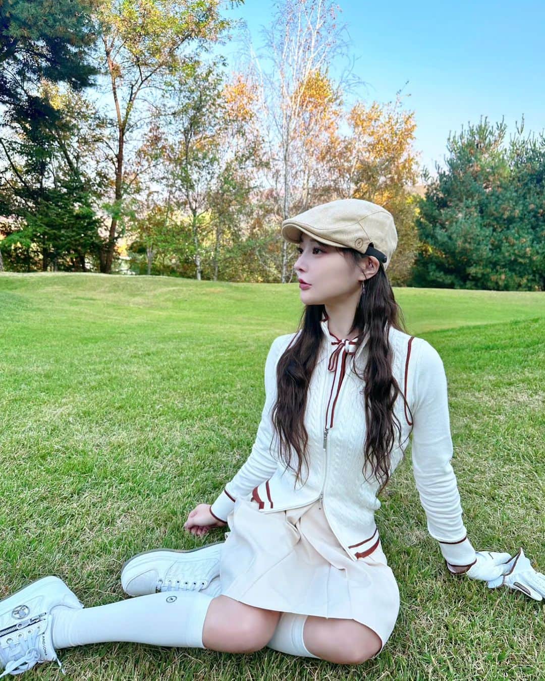 エリナのインスタグラム：「너무 좋은 날씨에 이쁜 사람들과 함께 골프❤️ 클래식한 골프웨어에 헌팅캡 맞어서🫶🫶 #가먼트골프 웨어 너무 너무 카와이하죠?😭❤️혼토니 내 스타일 🥺 정말 행복한 시간 보냈어용 😘😘 韓国のゴルフウェアかわいすぎるよね😍  . . #가먼트골프입고라베하세요 #클래식 #올드머니룩 #올드머니패션 #클래식골프웨어 #클래식골프복」