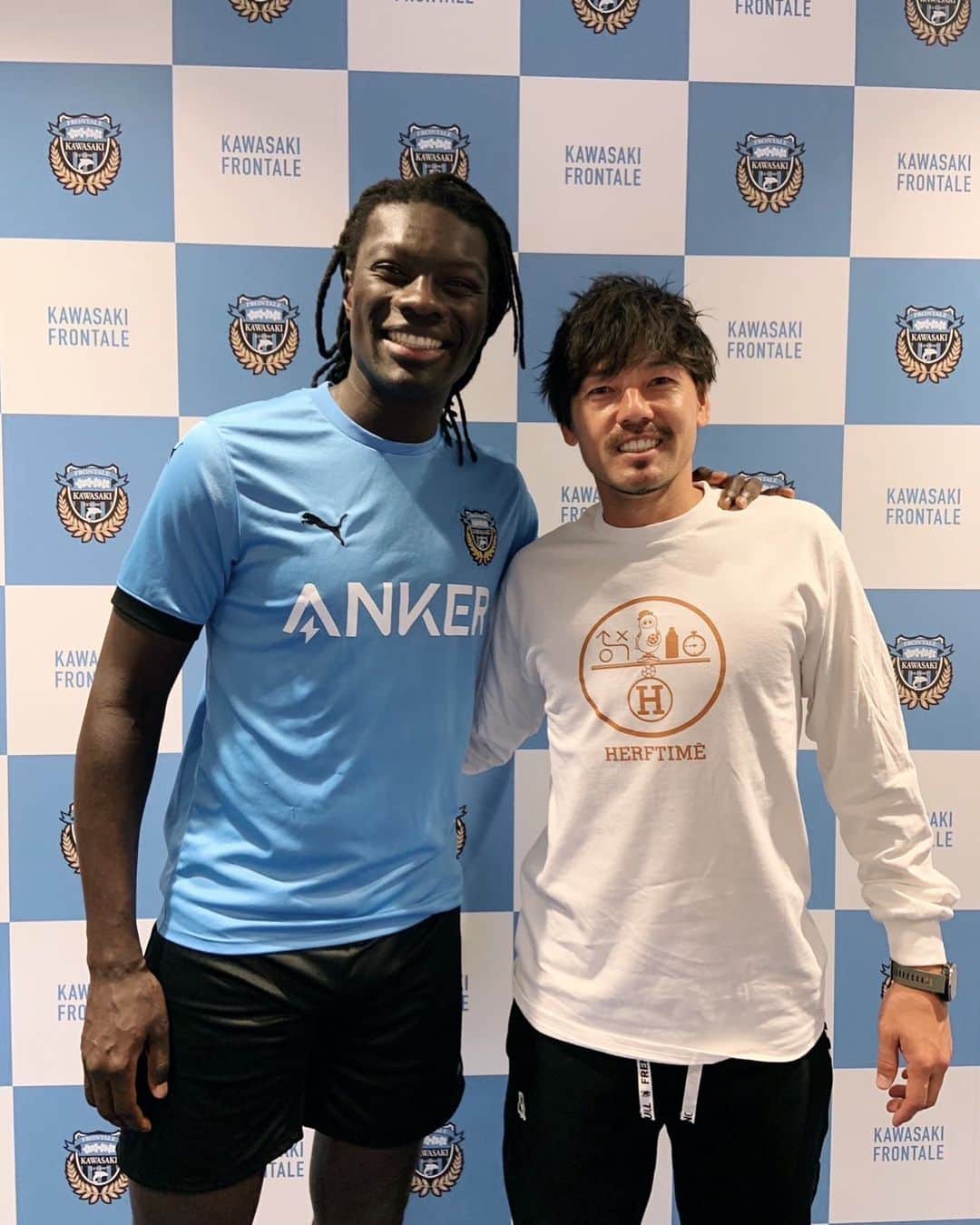 松井大輔のインスタグラム：「久しぶりにバフェ　ゴミスに会いましたよ サンテティエンヌ時代の同僚 まさかの日本の川崎フロンターレに来るとは思わなかった。  日本での活躍応援してるよ。  色んな話ができたのでYouTubeで 乞うご期待。  #bafetimbigomis  #gomis #france #saintetienne #asse #football  #style  #川崎フロンターレ #j1 #jリーグ #soccerjunky」