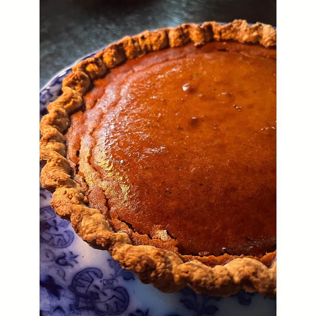 journaleatripさんのインスタグラム写真 - (journaleatripInstagram)「pumpkin pie  食前ケーキ 食後ケーキ 翌朝ケーキ 美味しかったぁ。 ちょうどcocco farmの 南瓜が送られてきて南瓜🍮か🥧でも 作ろうかと思っていたけど こんな自分好みに出逢ったら買いに走ってしまう。いゃ南瓜を届けそう。  気づけば出会った頃の歳を 越していた同名"友" ヒャーァァ と　ぐるぐる友と友と。 ありがとう。  #映画eatrip#スチール写真」11月6日 21時03分 - eatripjournal