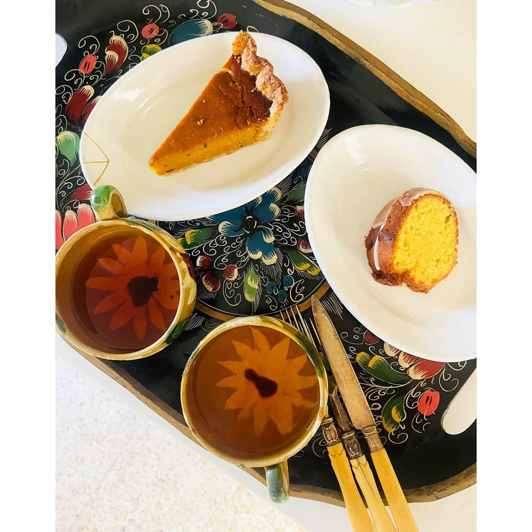 journaleatripさんのインスタグラム写真 - (journaleatripInstagram)「pumpkin pie  食前ケーキ 食後ケーキ 翌朝ケーキ 美味しかったぁ。 ちょうどcocco farmの 南瓜が送られてきて南瓜🍮か🥧でも 作ろうかと思っていたけど こんな自分好みに出逢ったら買いに走ってしまう。いゃ南瓜を届けそう。  気づけば出会った頃の歳を 越していた同名"友" ヒャーァァ と　ぐるぐる友と友と。 ありがとう。  #映画eatrip#スチール写真」11月6日 21時03分 - eatripjournal