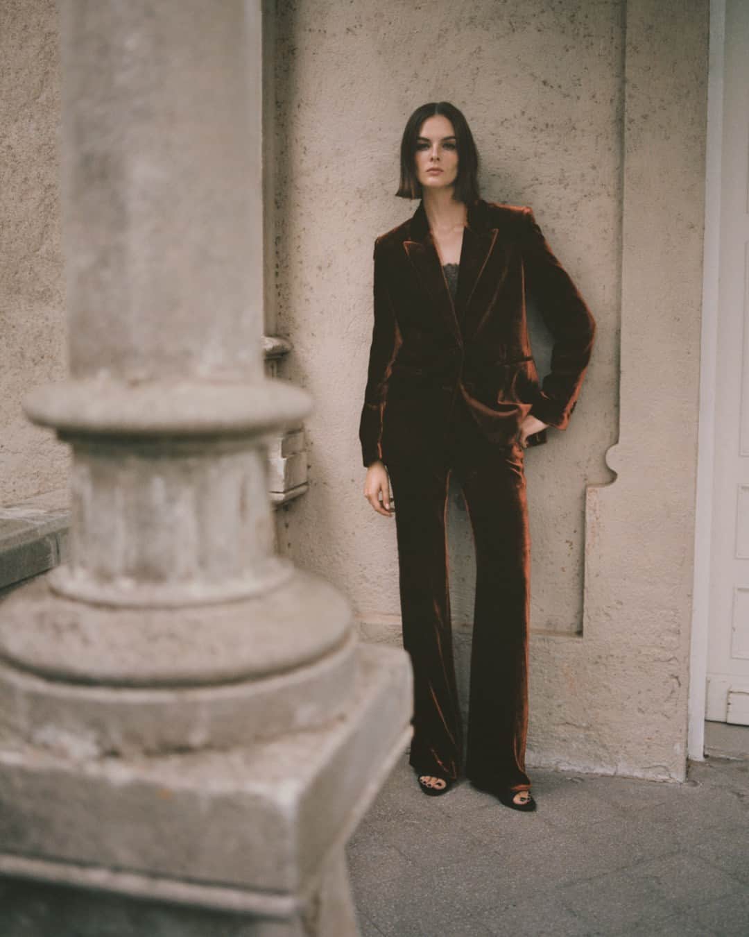 MANGOのインスタグラム：「The most glamourous garments are honoured guests in our new party collection ✨ Discover it now at mango.com ⁣ Blazer: 57079103 ⁣ Trousers: 57099102 ⁣ #MangoWoman」