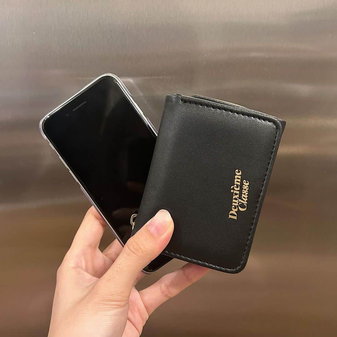 otona MUSEのインスタグラム：「ご好評をいただいているミニ財布、お手にとっていただけましたか？  身近なものだと何のサイズ感に近いかしらと、とりあえずiPhone片手にコンビニにと、ふと手元をみると同じサイズ感ではありませんか🤳🖤  これは使えるわ…と、こっそりストック買いしたのはここだけの話🤫  #deuxiemeclasse #ドゥーズィーエムクラス #付録 #財布 #ミニ財布 #wallet #miniwallet #ミューズ編集s」