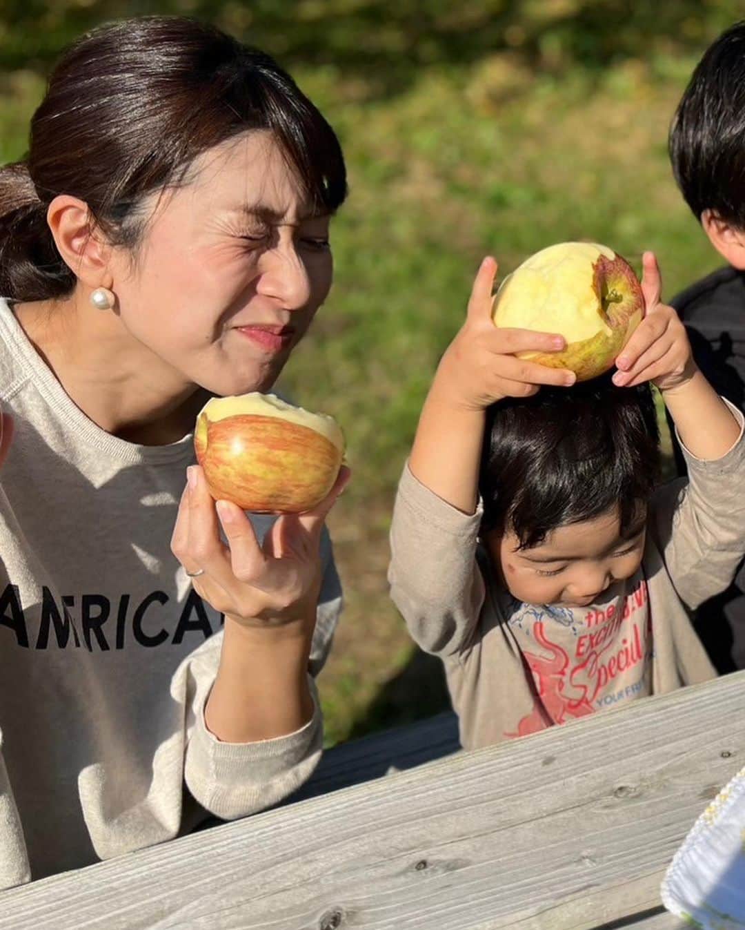 林藍菜さんのインスタグラム写真 - (林藍菜Instagram)「毎年恒例！山田のりんご🍎狩りにいってきました。 たわわに実った中から、 お気に入りを見つけてもぎとって、その場でガブリ。 ん〜これがもうたまらないのです☺️  美味しい🍎今年もごちそうさまでした。 @yamadanoringo  #山田りんご藤田農園 #山田りんご #りんご狩り #とれたてりんご」11月6日 20時57分 - hayashi_aina