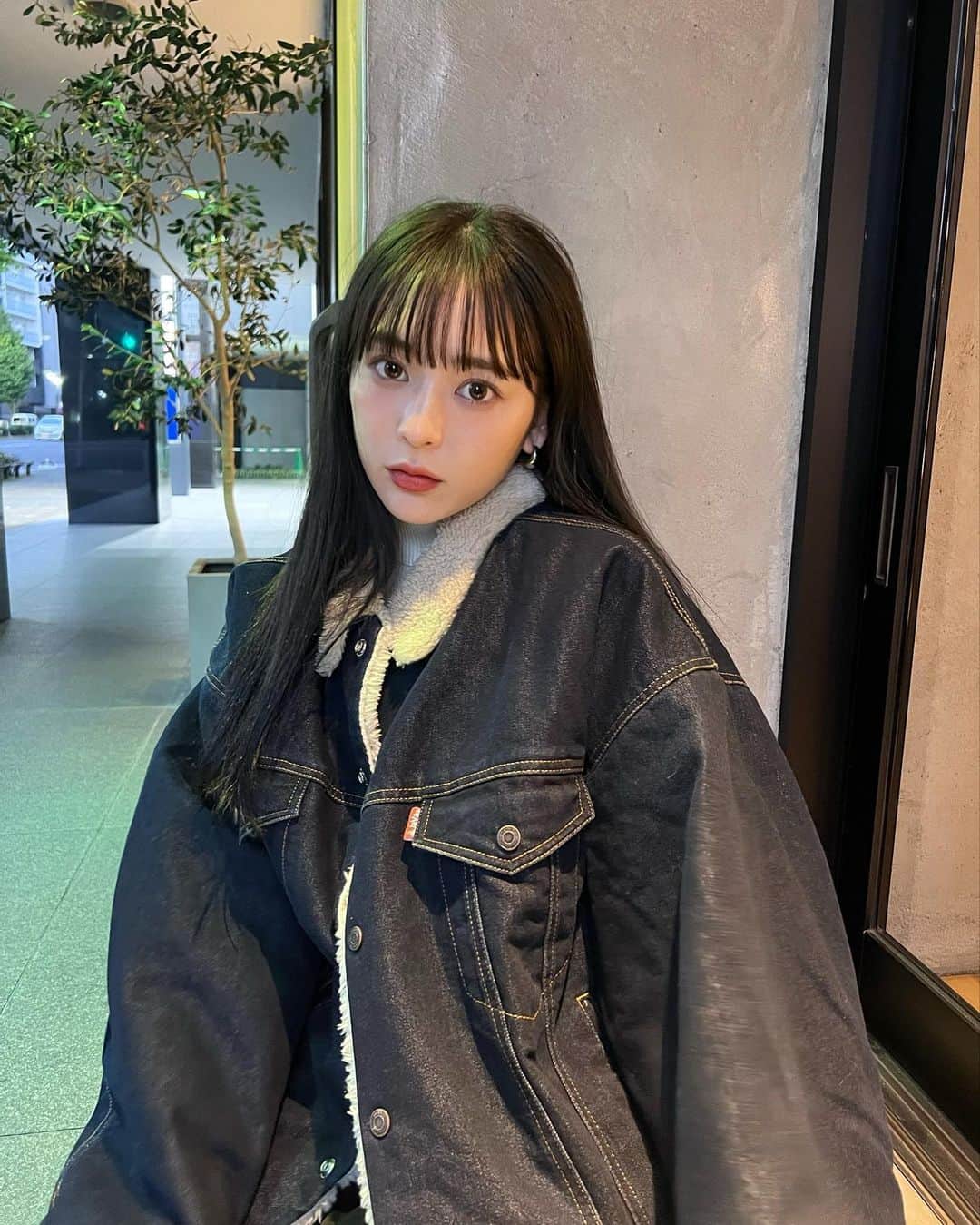 古川貴絵のインスタグラム：「​・ カジュアルな日💙​ ゆるっとオーバーサイズのアウター◎​ ボアにデニムかわいいよね😮‍💨​ ​ ユニセックスだからペアでも着れるよ💙​ ​ ストーリーにURL貼ってあるよ〜！​ ​ #158#classicalelf#クラシカルエルフ#エルフコーデ#タイアップ#JAVA#ジャバ​ ​ @classicalelf_official」