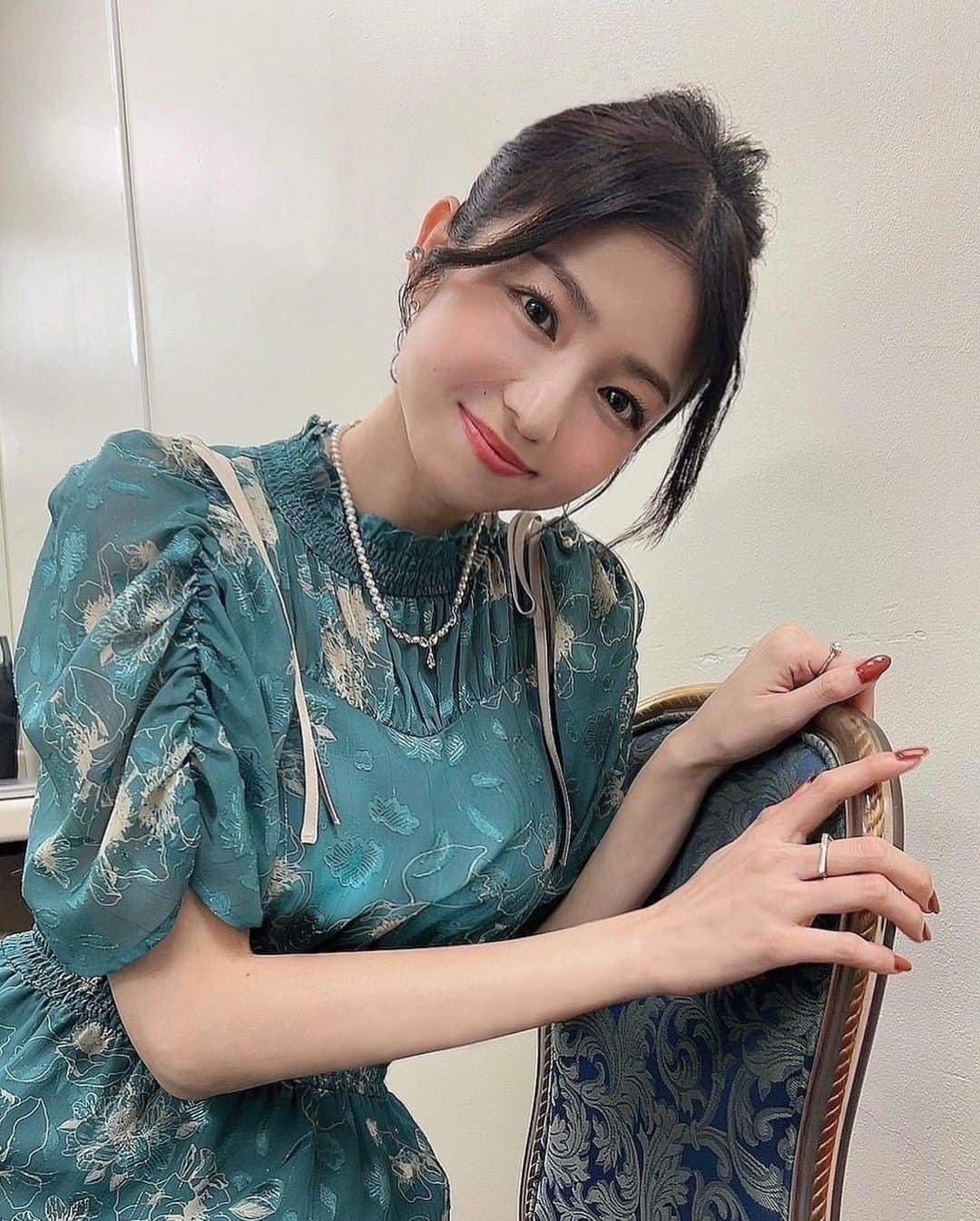 中村静香さんのインスタグラム写真 - (中村静香Instagram)「トークショー💚💙  先日、ホテル椿山荘東京で行われた「いしかわ県人祭」に、映画 #レディ加賀 の監督キャストと共にお邪魔しました！  撮影を振り返って楽しいひと時💭 衣装もヘアメイクも素敵っ！  映画は来年公開です🎞️ 2月2日 石川県先行公開 2月9日 全国公開  まだ先ですが楽しみにしていてくれたら嬉しいです☺️」11月6日 20時57分 - shizuka_nakamura_official