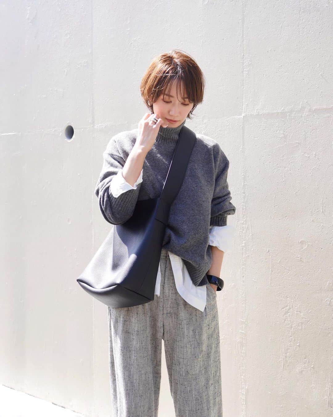 のインスタグラム：「スフレヤ〜ン🐏  🧶#UNIQLO#スフレヤーンハイネックセーター (サイズXL)  👔#UNIQLOU の#オーバーサイズロングシャツ (サイズM)   👖…#roku  👢…#orientaltraffic  👜…#topkapiefole  💍、pierce…mou  .」
