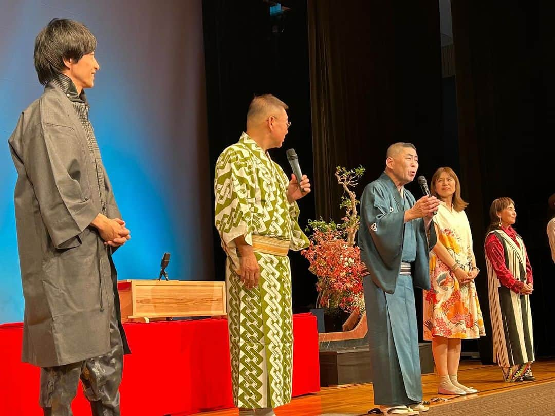 河島あみるさんのインスタグラム写真 - (河島あみるInstagram)「第2回　笑いの文化祭無事終演🙌  あれも聴きたい、これも観たい、やりたいという私のわがままにお付き合いいただき 本当にありがとうございました！ お楽しみいただけましたでしょうか？ 相変わらず本番中までドタバタな私でしたが💦 みなさんに盛り上げていただき素晴らしい時間になりました😭  ツキハナチーム最高🙌  （1枚目の写真で笹岡さんのいけばなに溶け込もうとする噺家チーム🤪）  #笑いの文化祭#桂南光#笑福亭晃瓶#笹岡隆甫#桂りょうば#己抄呼#竹内弘一#岡嶋直樹#河島翔馬#河島あみる#京都#落語#いけばな#ライブ#音頭#ツキハナプロモーション」11月6日 20時58分 - amiru_kawashima