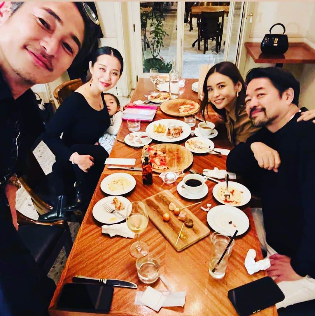 窪塚洋介のインスタグラム：「いつになく濃厚東京滞在記 〜前編〜  滝沢ご夫妻とｲﾀﾘｱﾝ@表参道／宮沢りえさんin楽屋@新宿／坂本眞一先生と鰻@白金／ピラティス_やよい先生@西麻布／KBSﾌｨｯﾃｨﾝｸﾞ@自由が丘／PINKYﾏﾏ友_マキちゃん@品川／ﾍﾞﾙｾﾙﾊﾞ市原⛳️／青柳美扇ちゃん個展@銀座／酔っ払い窪塚家」