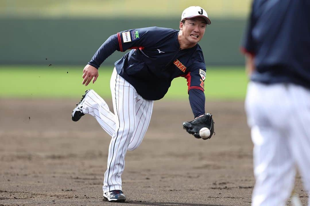 侍ジャパンさんのインスタグラム写真 - (侍ジャパンInstagram)「11月6日、「カーネクスト アジアプロ野球チャンピオンシップ2023」に向けた侍ジャパン宮崎秋季キャンプ2023が宮崎市清武総合運動公園でスタート。宿泊先で全体ミーティングが行われた後、10時からシートノックや投内連係、フリー打撃などで汗を流しました。  https://www.japan-baseball.jp/jp/news/press/20231106_2.html  #侍ジャパン #侍ジャパン宮崎秋季キャンプ2023 #アジチャン #岡林勇希 #今井達也 #小園海斗 #坂倉将吾 #吉村貢司郎 #万波中正 #秋広優人 #牧秀悟 #古賀悠斗」11月6日 20時59分 - samuraijapan_official