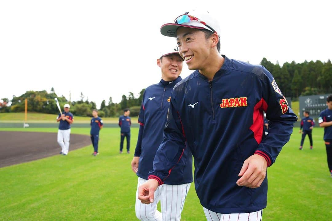 侍ジャパンのインスタグラム：「11月6日、「カーネクスト アジアプロ野球チャンピオンシップ2023」に向けた侍ジャパン宮崎秋季キャンプ2023が宮崎市清武総合運動公園でスタート。宿泊先で全体ミーティングが行われた後、10時からシートノックや投内連係、フリー打撃などで汗を流しました。  https://www.japan-baseball.jp/jp/news/press/20231106_2.html  #侍ジャパン #侍ジャパン宮崎秋季キャンプ2023 #アジチャン #岡林勇希 #今井達也 #小園海斗 #坂倉将吾 #吉村貢司郎 #万波中正 #秋広優人 #牧秀悟 #古賀悠斗」